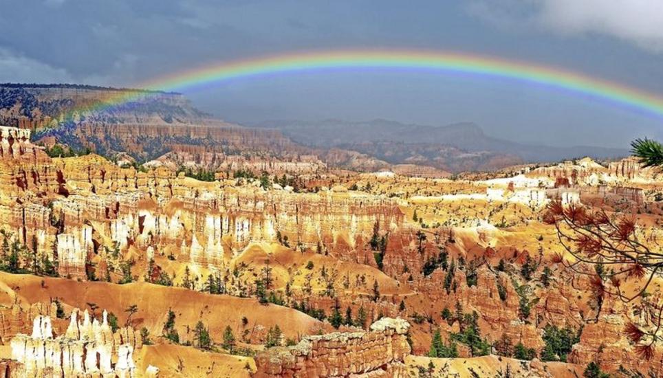 «Für kurze Zeit erstrahlt über dem Bryce Canyon in den USA ein magischer Regenbogen», schreibt Erica Baumann aus Beringen.