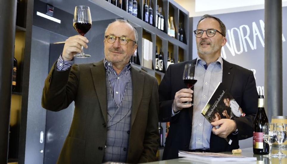 Mäni Frei (l.) und Beat Hedinger nehmen im Vinorama den Blauburgunder unter die Lupe. Bild: Michael Kessler