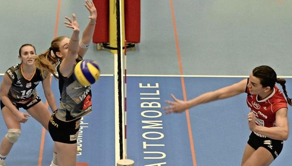 Zuletzt trafen der VC Kanti (mit Jessica Wagner, rechts) und Neuenburg im Januar im Europacup aufeinander. Bild: Reinhard Standke