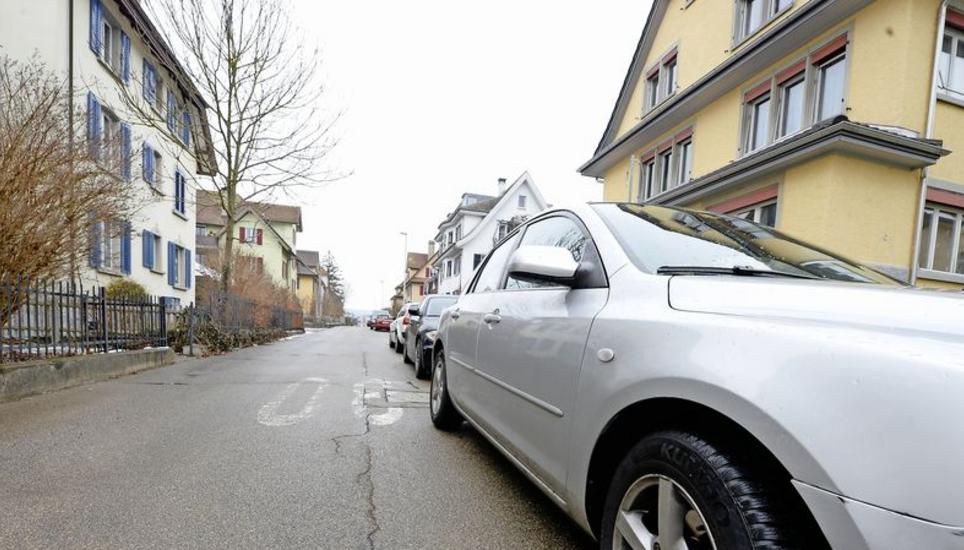 Wer in einer Quartierstrasse parkiert, braucht weiterhin keine Bewilligung dafür. Bild: Selwyn Hoffmann