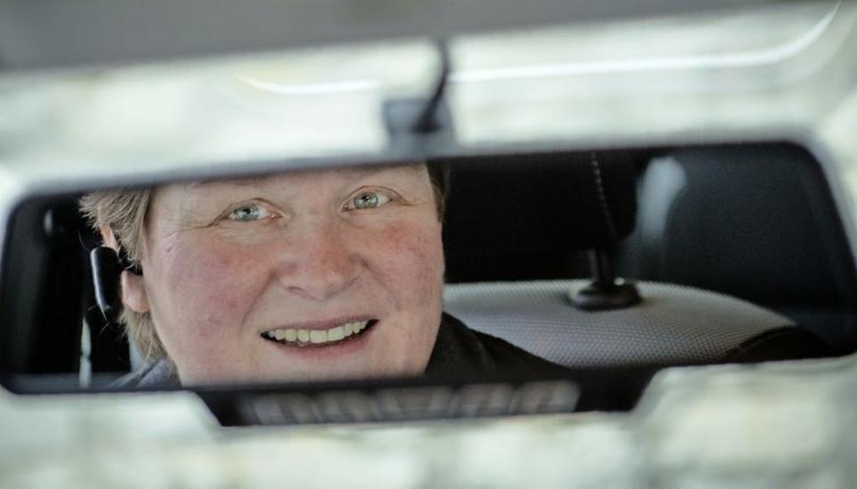 Mit einem Headset am Ohr, so sehen die Kunden Beatrix Steinemann normalerweise. Bild: Jeannette Vogel