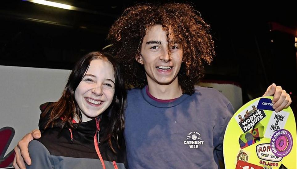 Als begeisterte Snowboarder kehrten Tobias Maier und Debora Hunziker mit dem Car aus dem Schnee zurück in die Heimat.