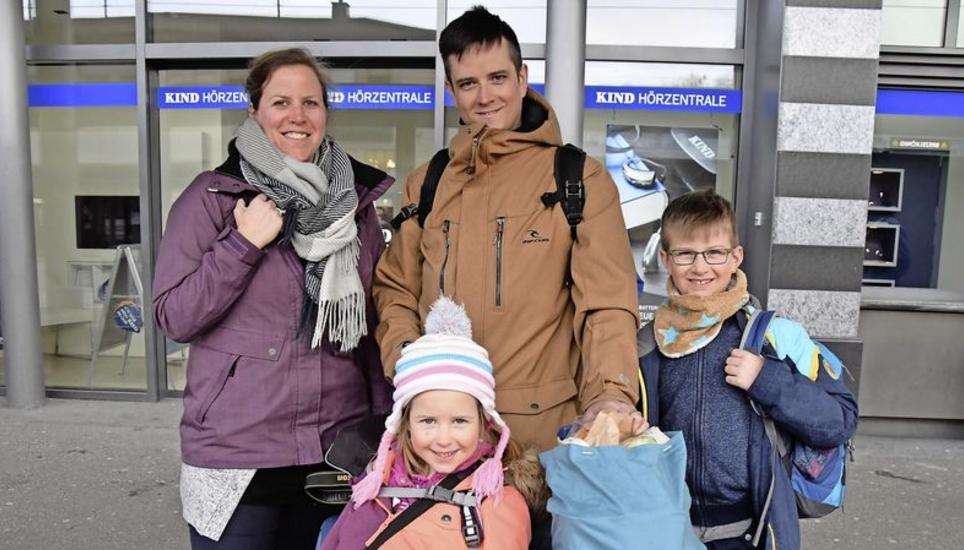 Zufrieden und schon voller Vorfreude auf die nächsten Skiferien war die Familie Bührer aus Schaffhausen am Samstag auf der Heimreise aus Laax. Bilder: Christoph Merki