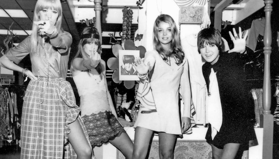 25. Oktober 1968: Die britische Designerin Mary Quant (rechts), mit den Models Amanda Tear, Rory Davis und Penny Yates (von links) bei einer Präsentation ihrer Mode-Kreationen in Little Rock im US-Bundesstaat Arkansas. Bild: Key