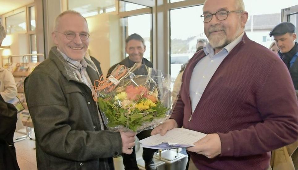 Harry Müller (rechts) gratuliert Roland Tuchschmid mit einem Blumenstrauss zu seinem neuen Amt. Bild: Thomas Güntert