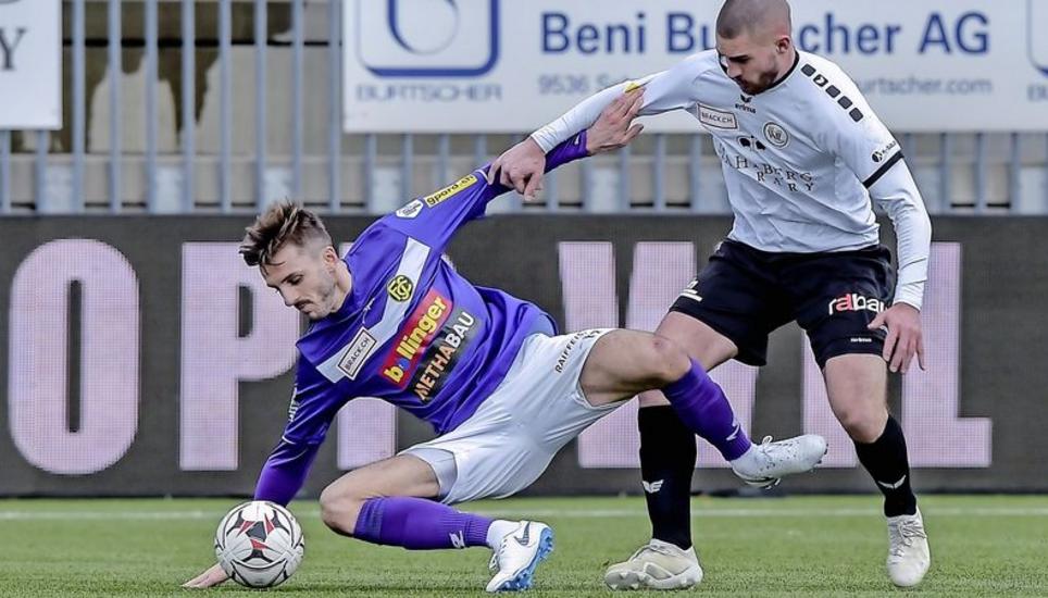 Dagegengehalten: Adrian Nikci (links) und seine Kollegen vom FC Schaffhausen wurden in Wil für ihren Einsatz mit einem Punkt belohnt. Bild: Roger Albrecht