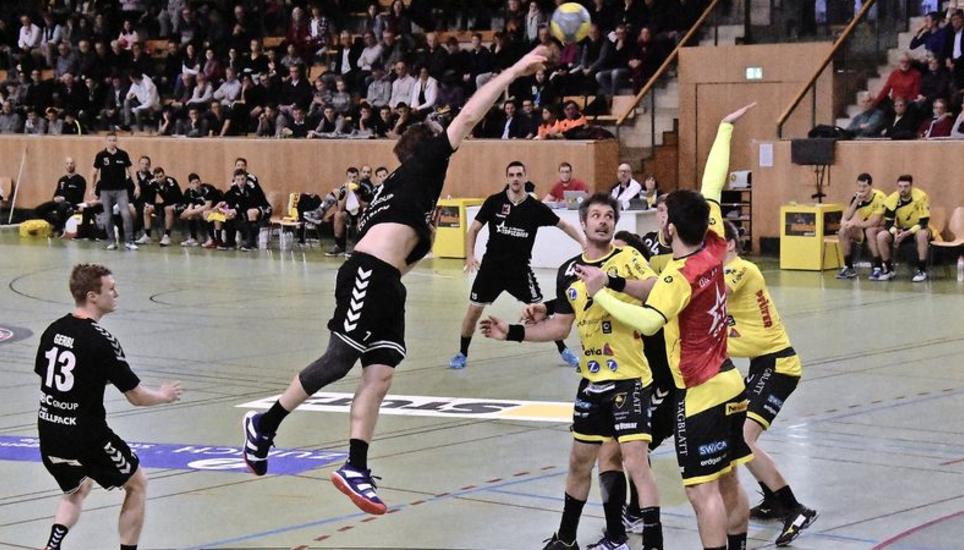 Treffsicher zeigte sich bei den Kadetten Gabor Csaszar (am Ball). Er und Kollege Zarko Sesum trafen zehnmal. Bild: Pascal Oesch