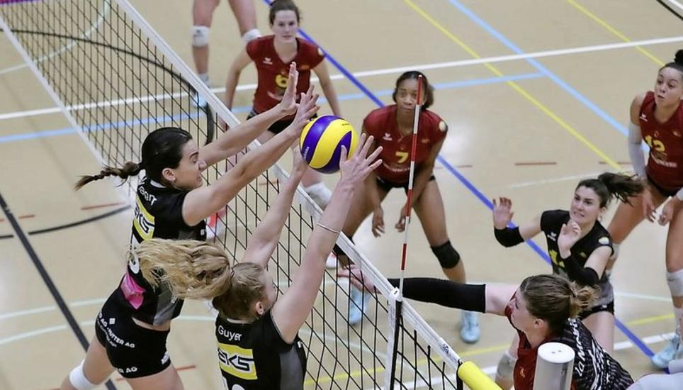 Vivian Guyer (10) und Jessica Wagner (15) blocken in Neuenburg gegen Tia Scambray. Bild: Werner Schläpfer