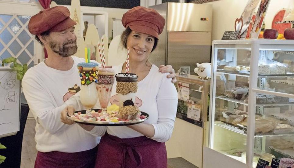 Lukas und Cristina Fäh leiten gemeinsam das Café Fäh am Schützengraben. Unter anderem bieten sie Shakes, verziert mit Süssigkeiten, zum Trinken an. Bild: Julia Leppin
