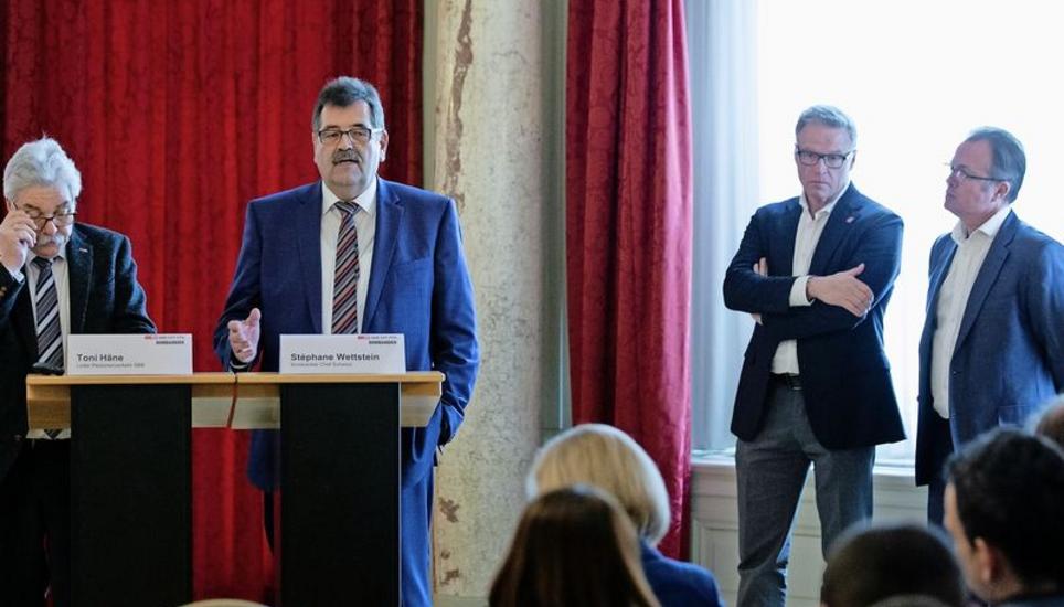 Toni Häne, Leiter Personenverkehr SBB, Stephane Wettstein, Bombardier Chef Schweiz, Andreas Meyer, CEO SBB, und Laurent Troger, Präsident Bombardier (von links), stellten sich gestern den Medien. Bild: Key