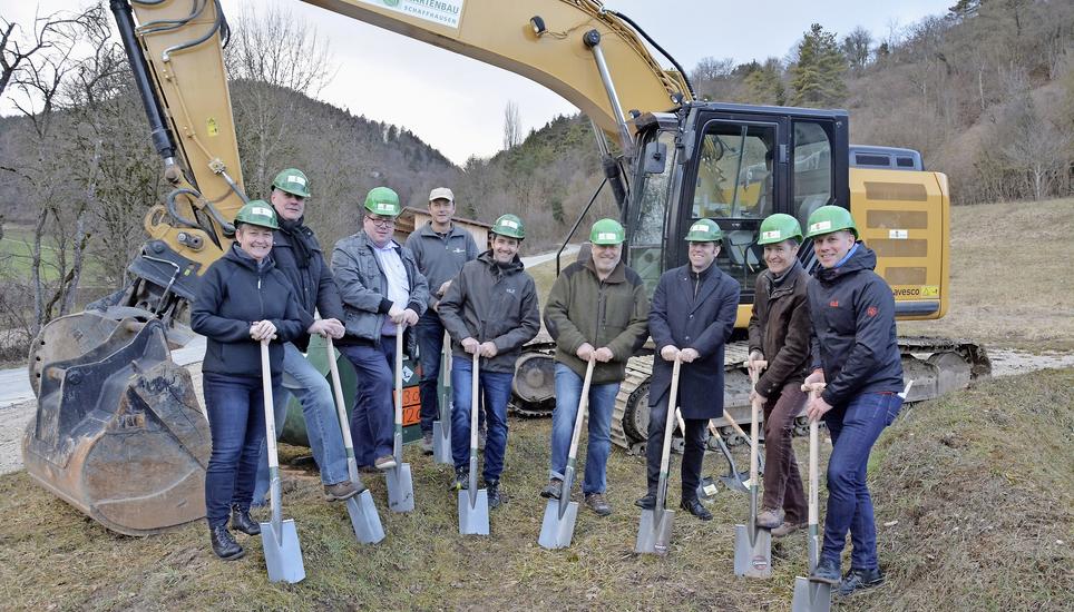 Mitglieder der Baukommission beim Spatenstich zum Grossprojekt «Werkhof plus», rechts aussen Hochbaureferent Christian Werner, Gemeindepräsident Herbert Werner und Architekt Beat Huggler (v. r. n. l.). Bild: Andreas Grossmann