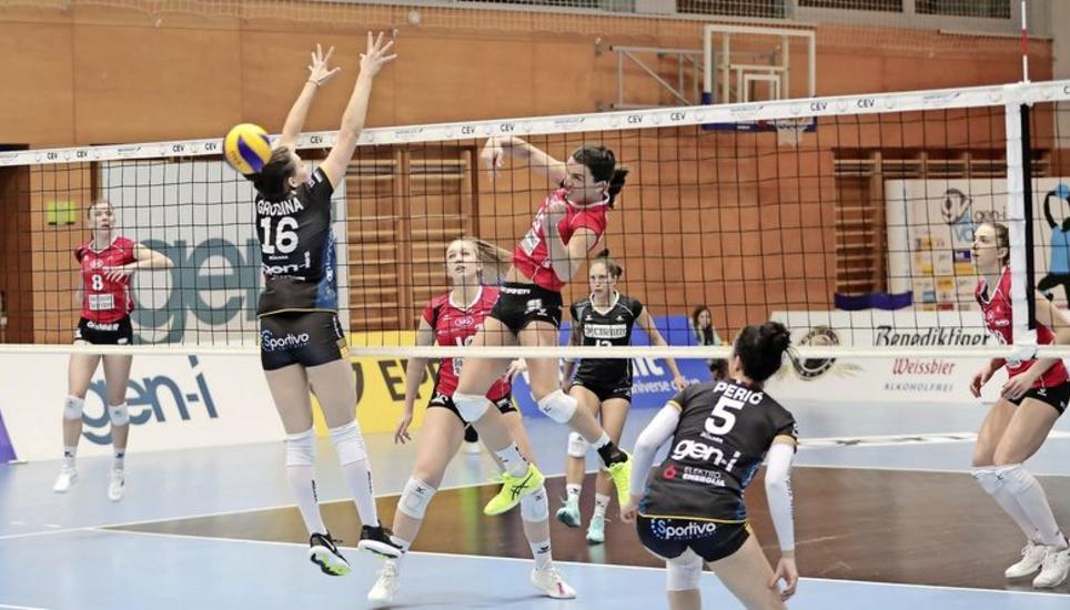 Auf geht’s: Die Kanti-Spielerin Jessica Wagner (15) greift gegen Tina Grudina (16, Nova Gorica) an. Bild: Werner Schläpfer