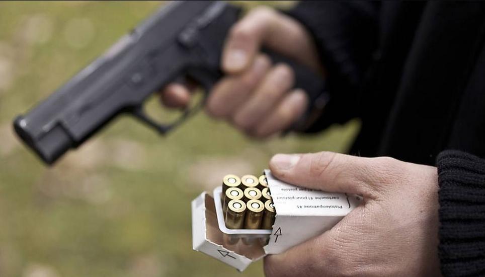 Beide Polizisten wurden ins Spital gebracht, wobei der am Gehör verletzte Mann bereits wieder zu Hause ist.