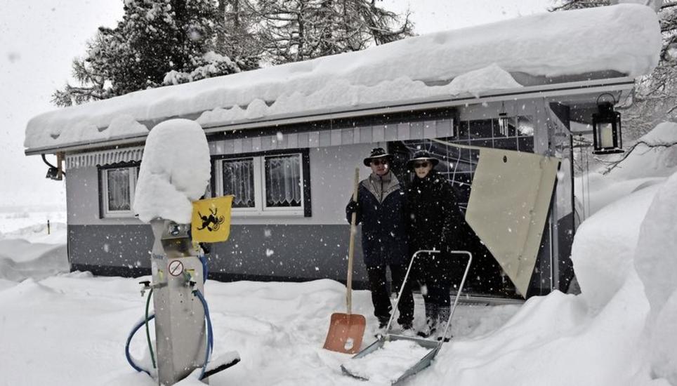 Schaufel und «Schneehäx» sind die ständigen Begleiter des Wintercamper-Pärchens Hans-Eugen und Béatrice Meier aus Beringen. Eingeschneit wurden sie in Samedan zum Glück noch nie – bis jetzt auf jeden Fall. Bilder: Darina Schweizer