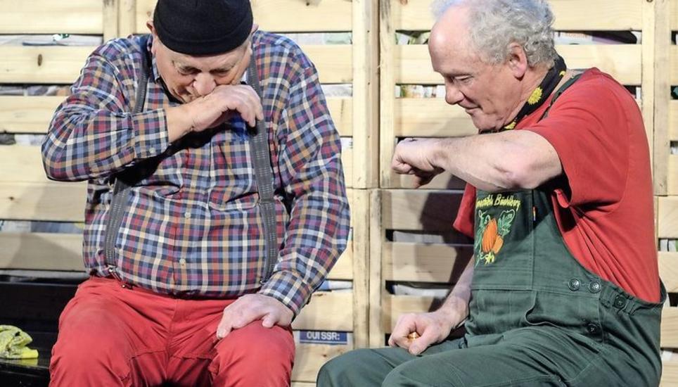 Johannes (René De Vettori, r.) ist wieder einmal in Verlegenheit geraten, also wird kräftig geschnupft. Geschäftspartner Oskar (Bernhard Wolfer) vergiesst als Folge davon besonders viele Tränen. Bild: Michael Kessler