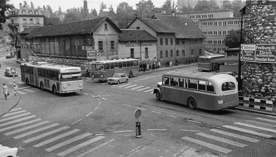 Wo die Adlerstrasse auf die Bahnhofstrasse trifft, war noch im Jahr 1970 eine wichtige Haltestelle für die Autobusse.