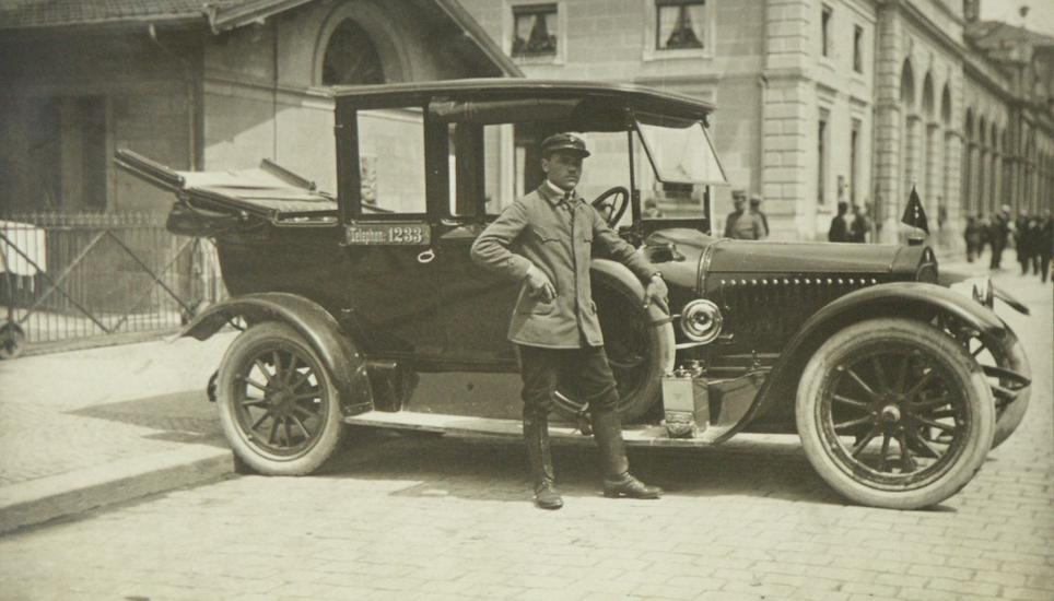 C.A. Meyer ist 1921 einer der Taxifahrer, der am Bahnhof in Schaffhausen auf Kunden wartet.