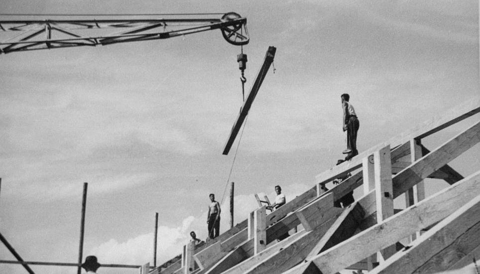 Im Jahr 1948 arbeiten diese Bauarbeiter am Dach der Steigkirche. Ob die Suva ein solch ungesichertes Arbeiten heute noch akzeptieren würde?
