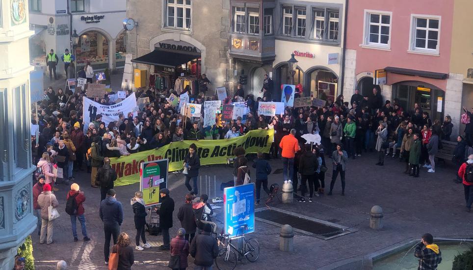 Die Demonstranten ziehen vom Fronwagplatz Richtung Herrenacker. Bild: Alexa Scherrer