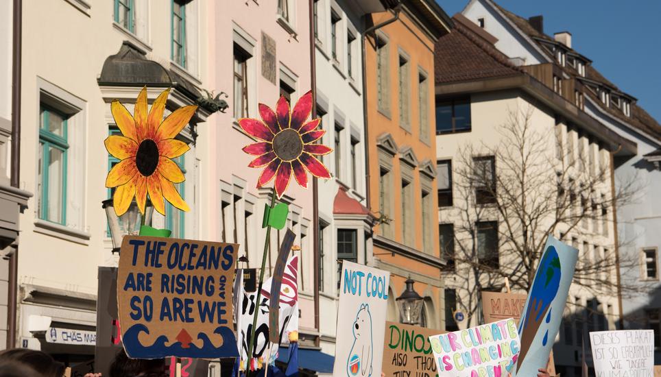 Bunte Plakate bereichern den Fronwagplatz. Bild: Jeannette Vogel