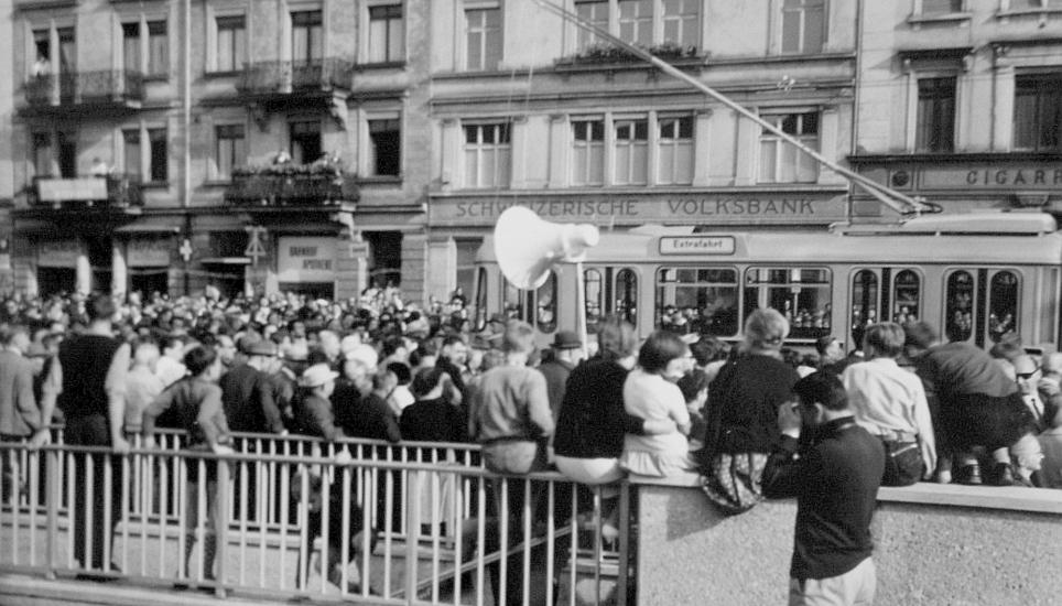 Bei der Einweihung des ersten Trolleybusses kamen die Schaffhauser in Scharen um das Spektakel zu betrachten.