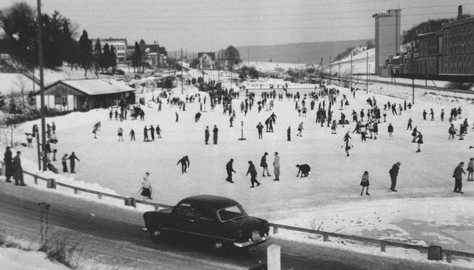 Gefühlt ganz Schaffhausen begab sich in früheren Jahren auf die Spitzwiese zum Schlittschulaufen. Das Bild stammt aus dem Jahr 1944.