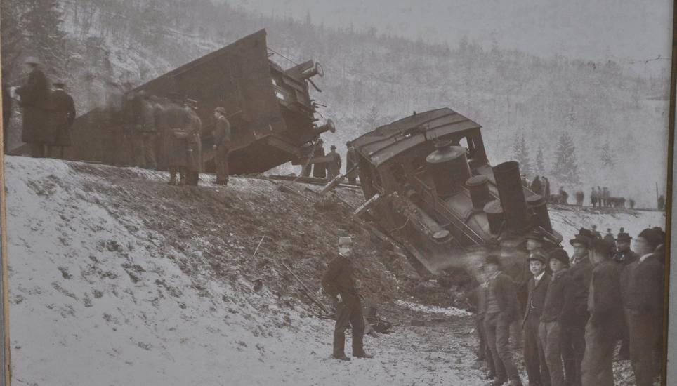 Gaffer gab es wohl schon im vorletzten Jahrhundert. Diese eindrückliche Aufnahme zeigt ein Eisenbahnunglück in Thayngen im Jahr 1897.