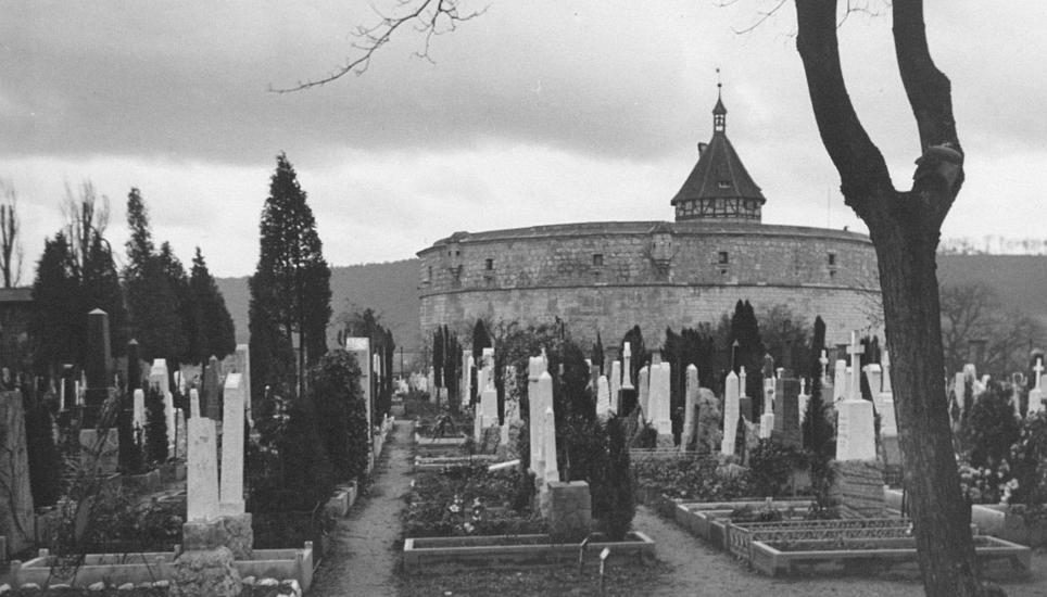 Heute vergnügt und erholt sich halb Schaffhausen auf der Munotwiese. 1910 wurde hier aber noch getrauert.
