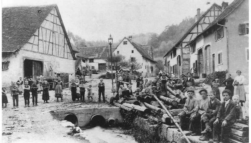 Ein Postkartensujet aus dem Jahr 1915: Kinder am Dorfbach in Hemmental.