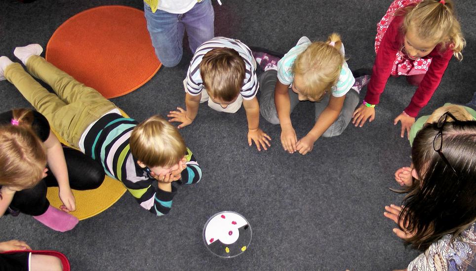 Die Anforderungen an Kindergärtnerinnen und Kindergärtner sei insbesondere mit der Einführung des Lehrplans 21 gestiegen.