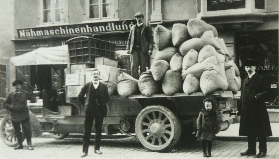 Diese Lastenautos mussten im Jahr 1918 ganz schön was aushalten.