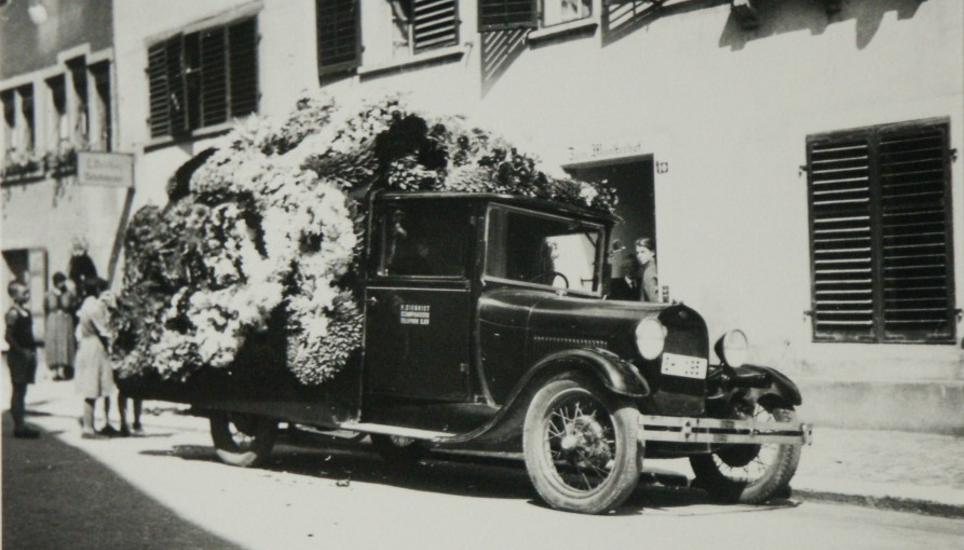 Die Leichenwagen sahen im Jahr 1950 noch etwas blumiger aus als heute.