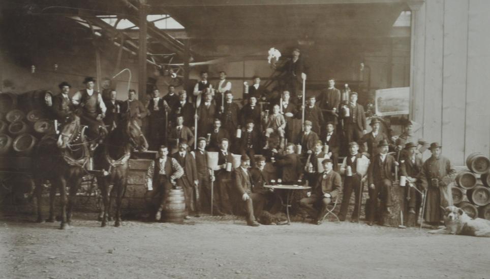 Die Mitarbeiter der Falken Brauerei stellten sich im Jahr 1930 zu diesem spektakulären Gruppenbild auf.
