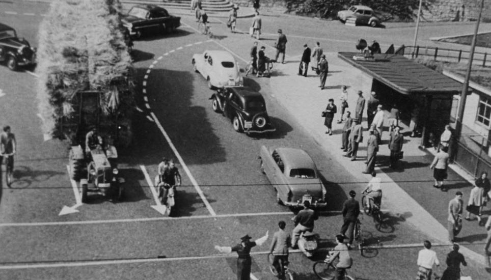 15 Jahre später war auf der Brücke aber noch einiges mehr los, wie dieses Foto aus dem Jahr 1953 zeigt.