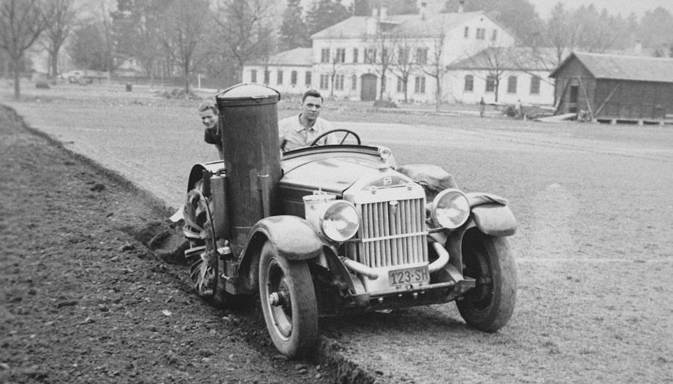 Während der harten Kriegsjahre wurden die Fussballfelder auf der Breite zu Ackern für die Kartoffelernte umgepflügt, wie dieses Bild aus dem Jahr 1942 zeigt.