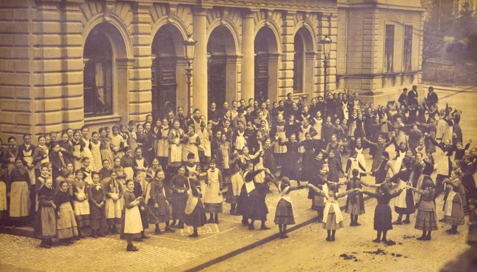 Die Schülerinnen des Bachschulhauses präsentierten sich vor ihrem Schulhaus.