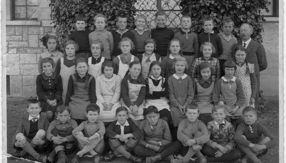 Den Schülerinnen und Schülern aus der Schule Buchthalen wurde beim Gruppenbild mit Lehrer Ernst Grossmann im Jahr 1930 das Lächeln wohl verboten.
