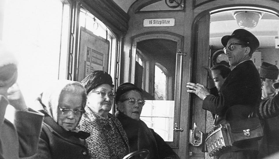 Auch im Jahr 1960 wurde der öffentliche Verkehr schon rege genutzt.