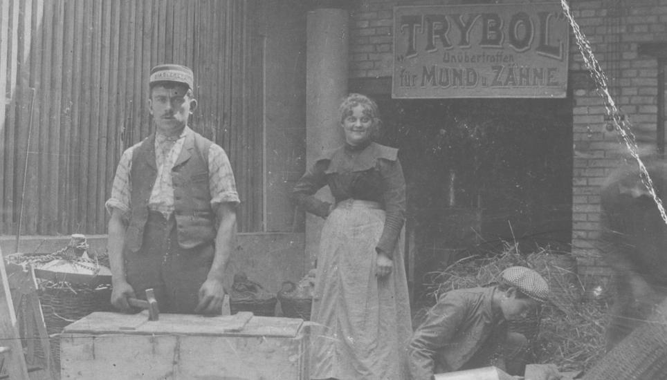 Diese drei Mitarbeiter der Firma Trybol liessen sich 1910 ablichten.
