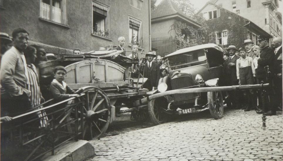 Bei diesem Verkehrsunfall an der Vordersteig im Jahr 1927 war das Interesse der Anwohner riesig.
