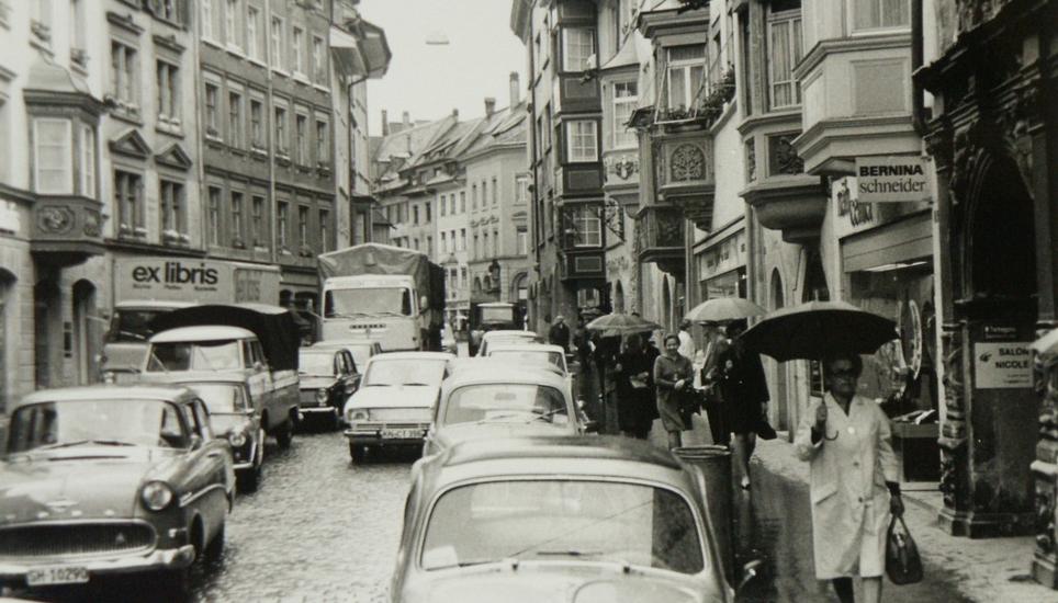 Dieses Bild zeigt die Vorstadt im Jahr 1969, bevor sie autofrei wurde.