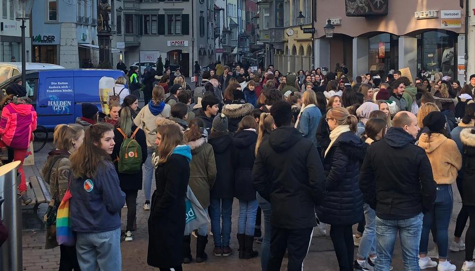 Innert kürzester Zeit versammelten sich Schüler und andere Interessierte auf dem Fronwagplatz. Bild: Mayowa Alaye