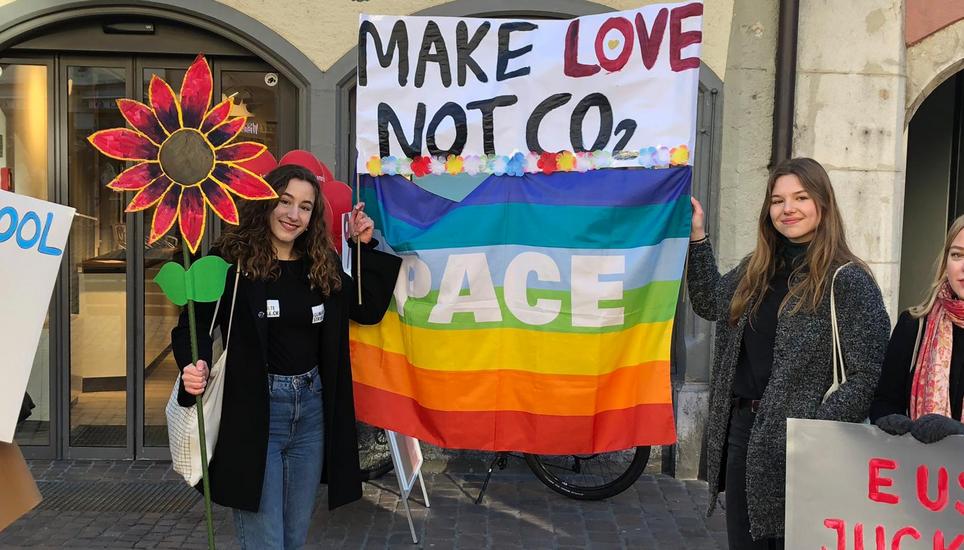 Bunte Plakate und Blumen auf dem Fronwagplatz. Bild: Mayowa Alaye