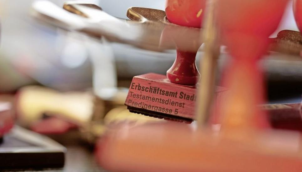 Wer ohne Trauschein zusammenlebt, kann sein Vermögen nicht vollständig der Partnerin oder dem Partner vermachen. Der Staat kassiert kräftig mit. Bild: Key