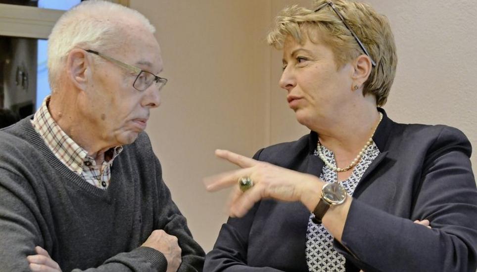 Die Thurgauer Regierungspräsidentin Cornelia Komposch im Gespräch mit Konrad Füllemann, Präsident der Volkshochschule Steckborn. Bild: Margrit Pfister-Kübler
