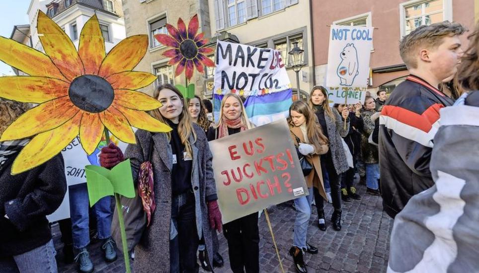 Sie streiken für den Umweltschutz: Mehrere Hundert Jugendliche zogen gestern mit selbst gebastelten Schildern durch die Strassen von Schaffhausen. Bild: Michael Kessler