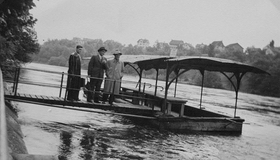 Männer sah man bei den Waschschiffen eher selten. Erst gegen das Ende der Waschschiffe in den 50er-Jahren wuschen Männer ihre Wäsche teilweise selbst. Bild: Franz Lüthi / Stadtarchiv Schaffhausen