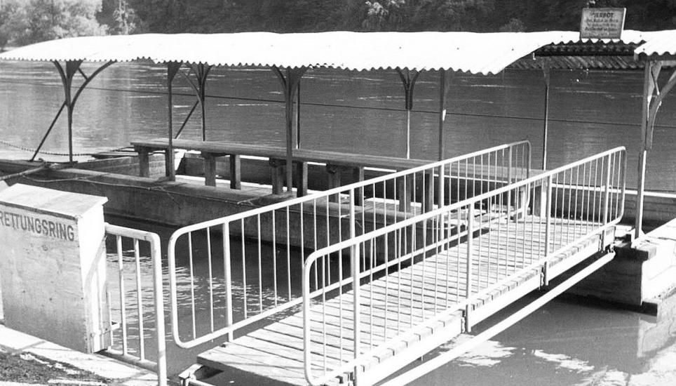 Über einen Steg gelang man auf das Waschschiff. Bild: Stadtpolizei Schaffhausen / Stadtarchiv Schaffhausen