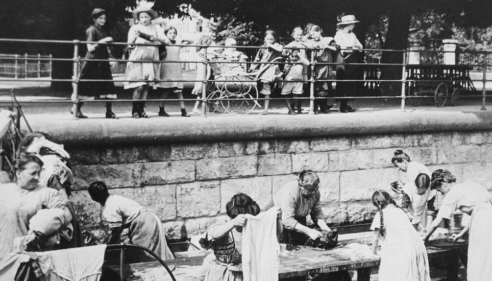 Die Schaffhauser «Wöschwiiber» bei der Arbeit. Bild: B. Frey-Stierlin / Stadtarchiv Schaffhausen