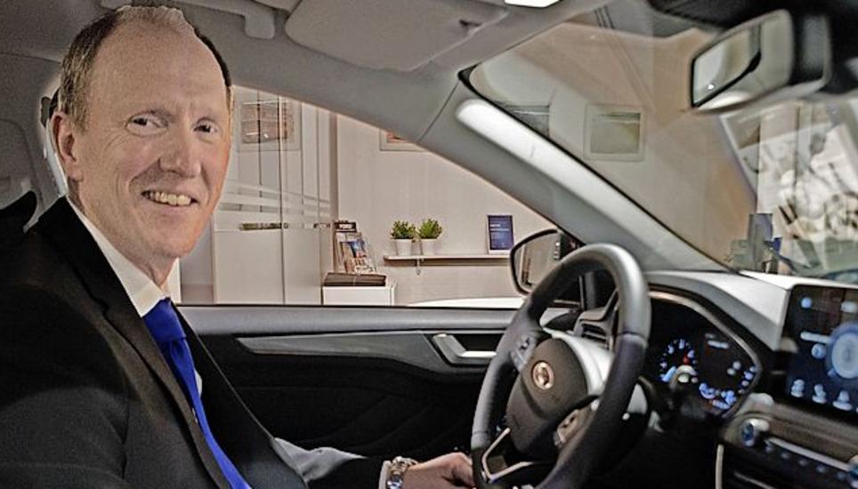 Peter Leu im eben enthüllten Ford Focus Active. Bild: Theo Kübler